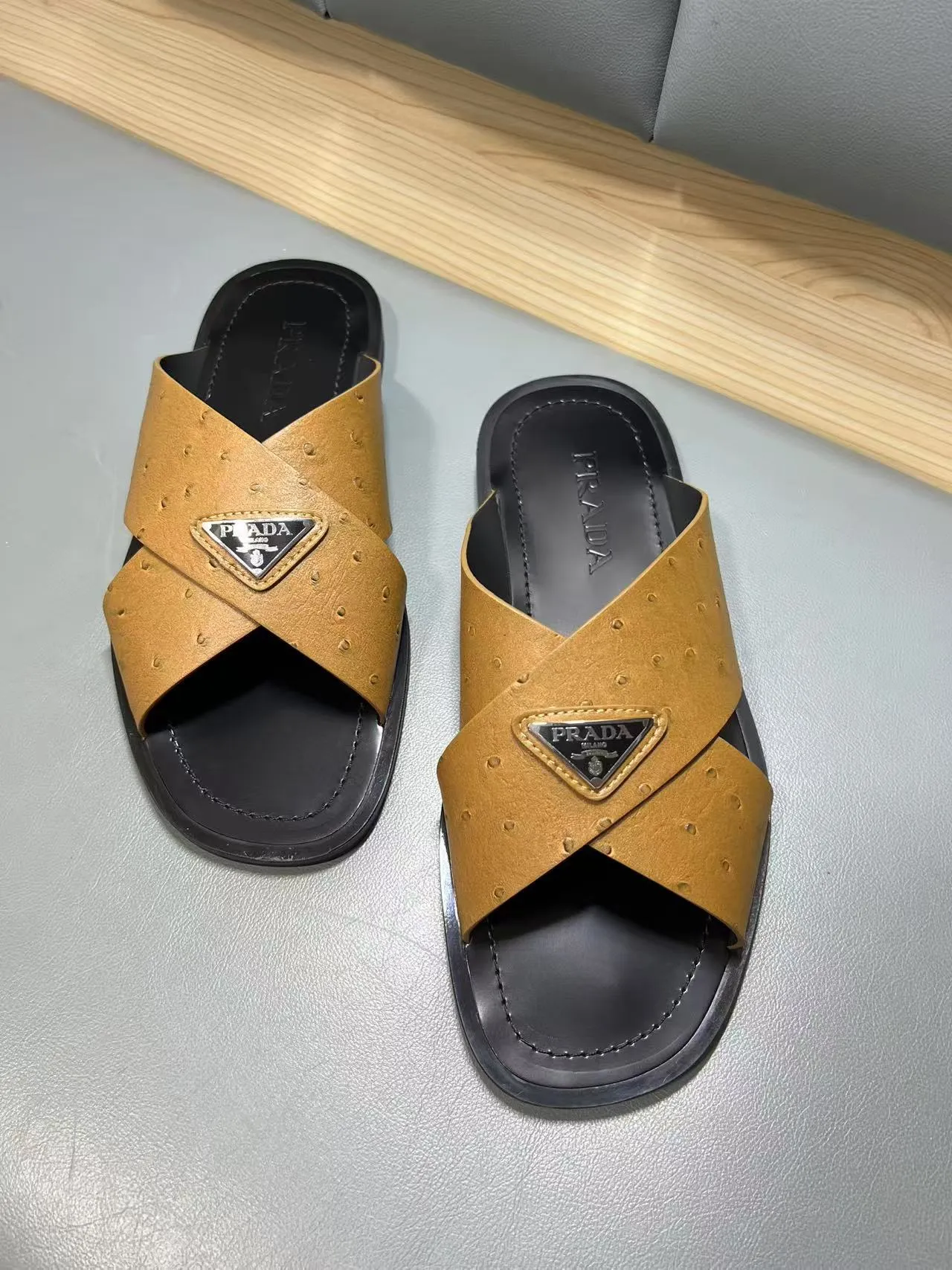 340💰PRADA Prada’s latest slippers are synchronized with the official website. This slipper is made of the brand’s unique and iconic Saffiano leather. The brand logo jumps out from the double straps, and the brand style is clearly visible. Cowhide gives men elegant charm and functional design, making it an ideal choice for vacation and leisure. Size:38-45